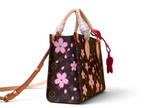 SWORD LUXURY Louis Vuitton x Takashi Murakami OnTheGo PM çanta, pembe kiraz çiçeği desenli kahverengi monogram kanvas.
