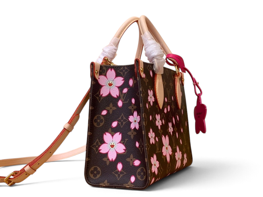 SWORD LUXURY Louis Vuitton x Takashi Murakami OnTheGo PM çanta, pembe kiraz çiçeği desenli kahverengi monogram kanvas.
