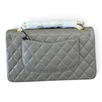 SWORD LUXURY gri renkli, kapitone desenli ve ikonik arka cepli caviar deri Chanel Classic Double Flap çanta.