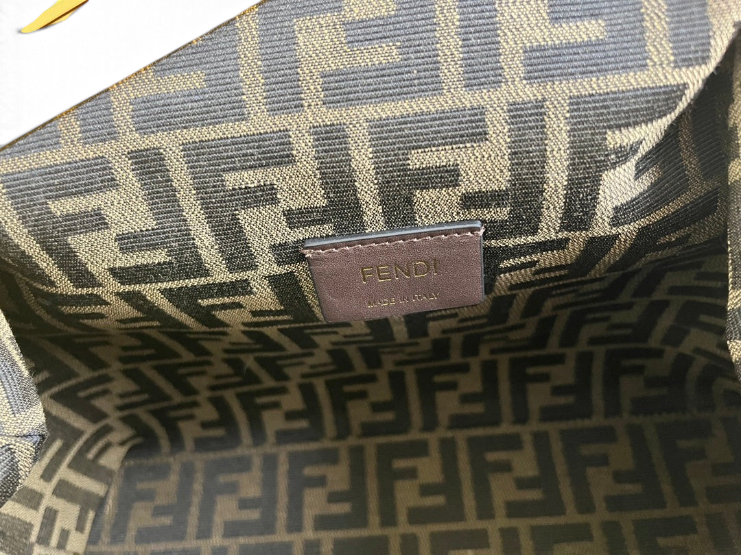 SWORD LUXURY Fendi First çanta içi, ikonik monogram desenli kumaş astar ve Fendi marka etiketi detaylı.