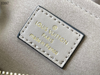 SWORD LUXURY Louis Vuitton OnTheGo East West çanta iç kısmında yer alan altın rengi kabartmalı deri etiket detayı