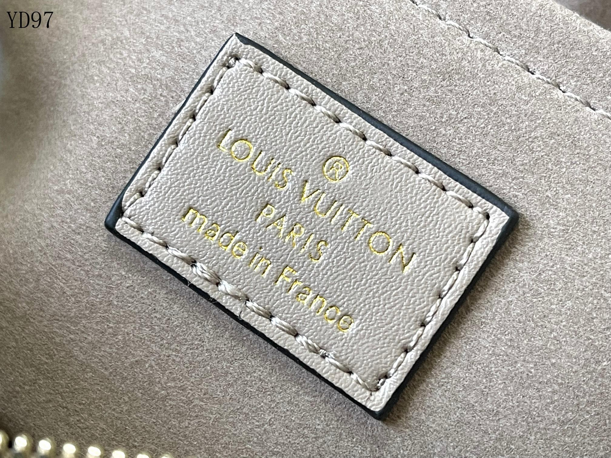 SWORD LUXURY Louis Vuitton OnTheGo East West çanta iç kısmında yer alan altın rengi kabartmalı deri etiket detayı