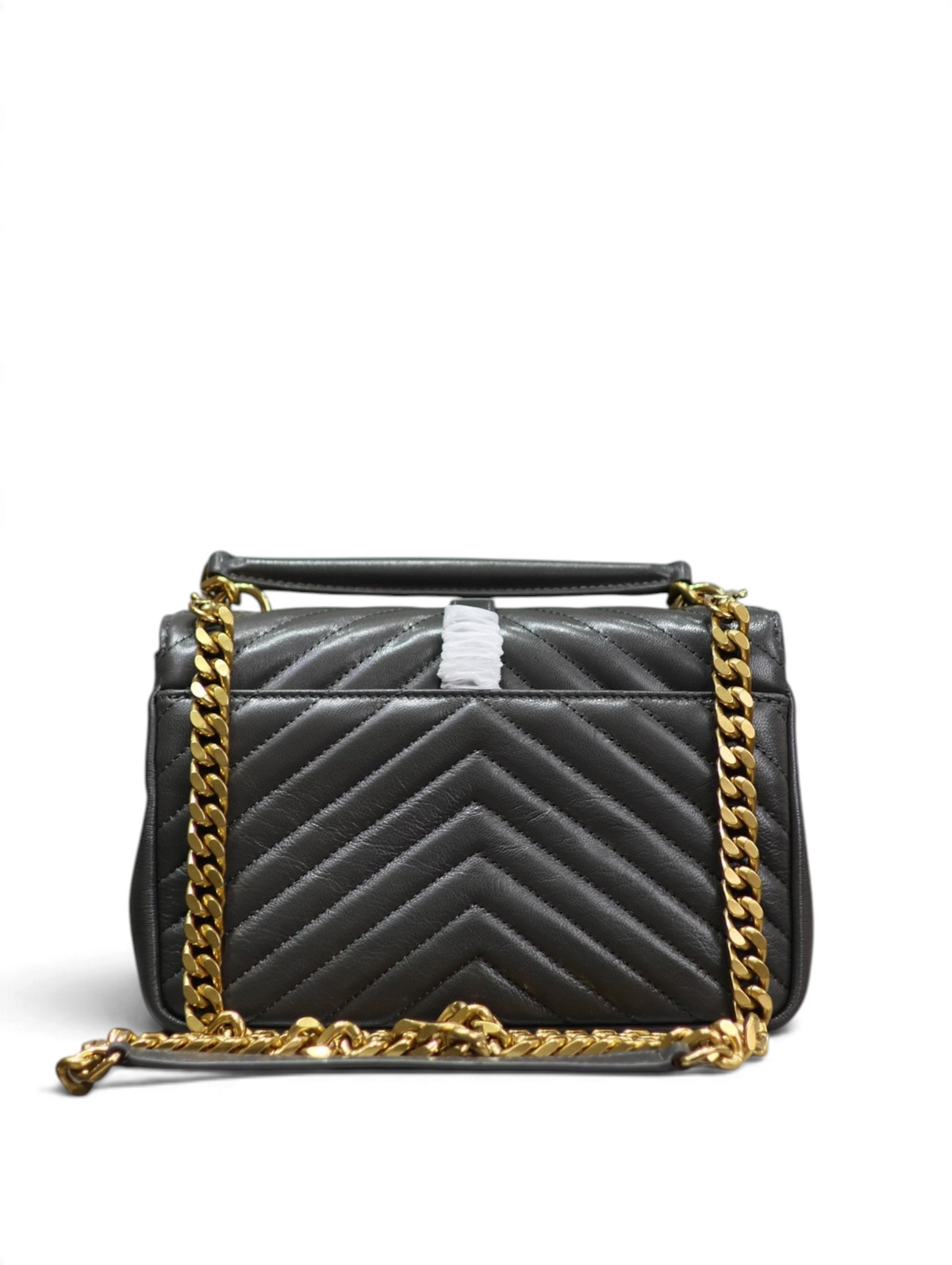 SWORD LUXURY siyah chevron kapitone deri çanta, metalik zincir askılı ve ikonik YSL monogram detaylı arka görünüm.