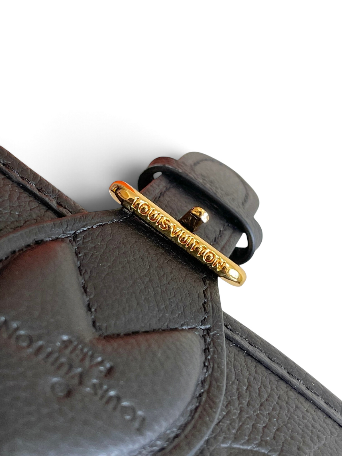 SWORD LUXURY Louis Vuitton Diane çanta üzerinde altın tonlu metal toka detayı ve kabartmalı monogram deri dokusu.
