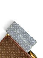 SWORD LUXURY gri monogram desenli denim kanvas OnTheGo MM çanta, doğal deri detaylı ve altın tonlu donanımlı.