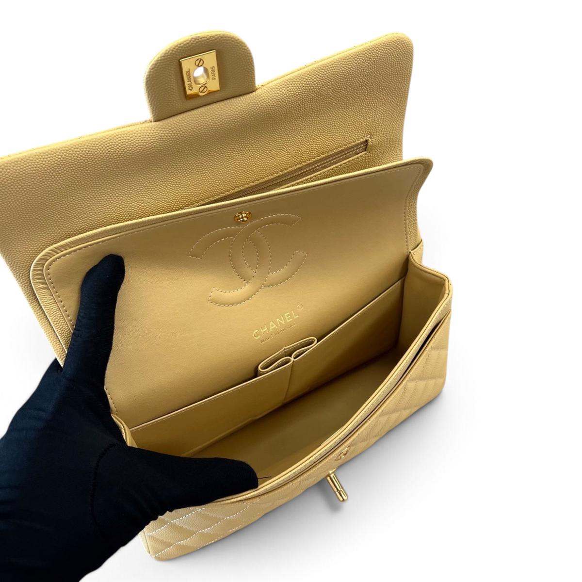 SWORD LUXURY bej rengi kapitone caviar deri Chanel Classic Double Flap çanta, iç detayları ve CC logosu ile