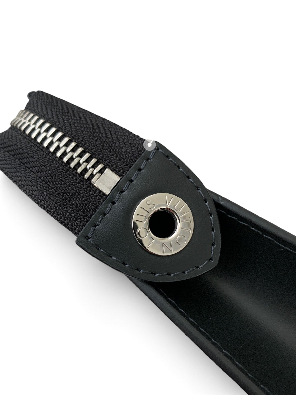SWORD LUXURY Pochette Voyage el çantası detaylı gümüş fermuar ve deri süsleme görünümü