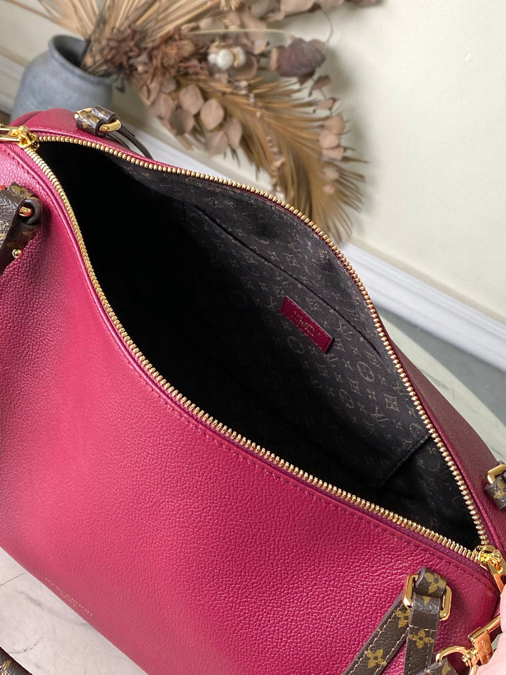 Express Medium Leather Shoulder Bag