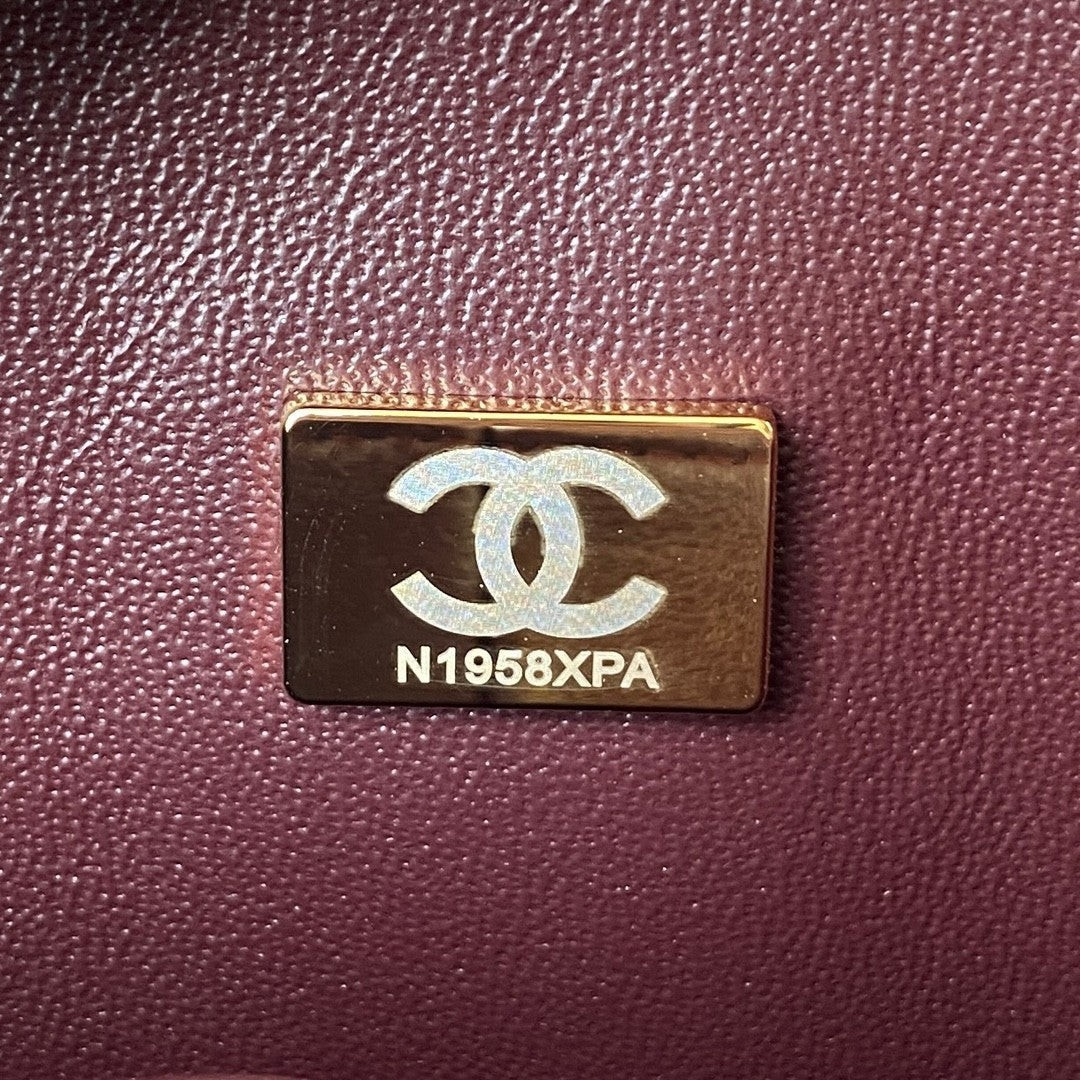 SWORD LUXURY Chanel 2.55 çanta iç kısmında altın tonlu CC logolu metal plaka ve seri numarası detayı