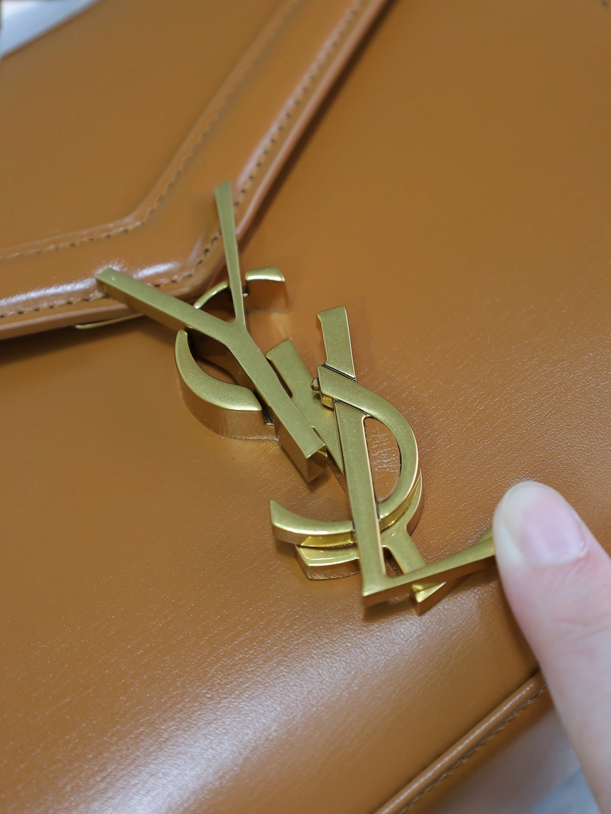 SWORD LUXURY Cassandra çanta için altın renkli ikonik YSL monogram metal logo detayı
