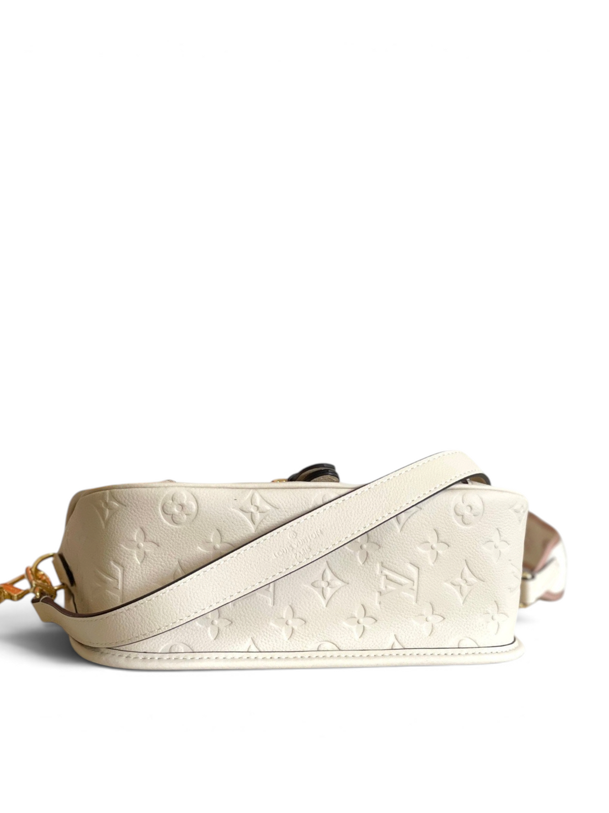 SWORD LUXURY Louis Vuitton Diane çanta, krem rengi Monogram Empreinte deri, altın tonlu detaylar ve omuz askısı.