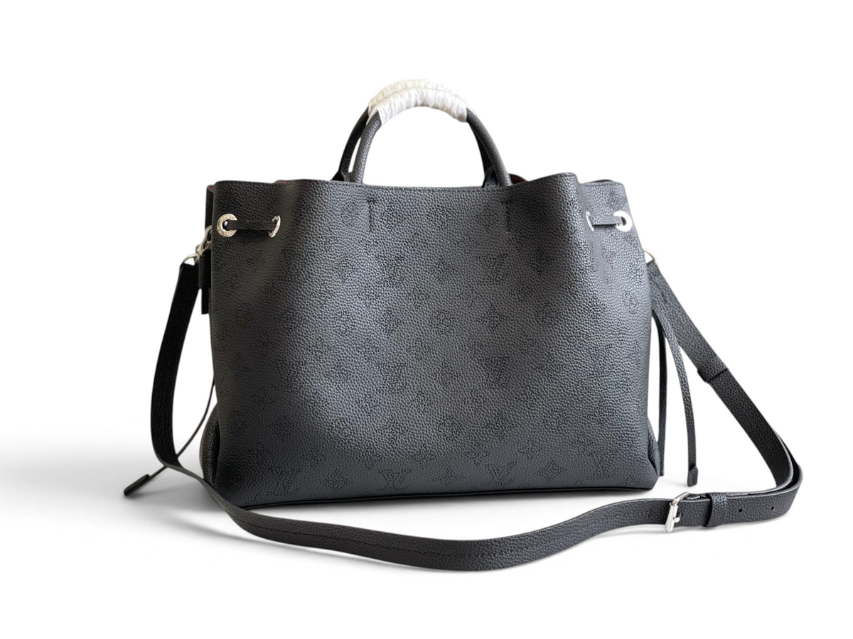 SWORD LUXURY Bella tote çanta, siyah Monogram Empreinte deri, gümüş zincir detaylı ve ayarlanabilir askılı.