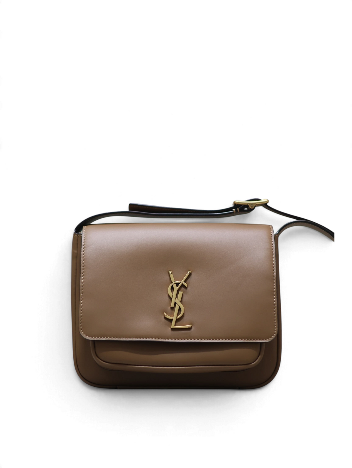 SWORD LUXURY Niki Satchel, altın tonlu logo detaylı, pürüzsüz kahverengi deri, şık ve yapılandırılmış kadın çantası.