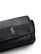 SWORD LUXURY siyah damarlı deri YSL Niki çanta, ön kapakta ikonik metal monogram detayı ile.