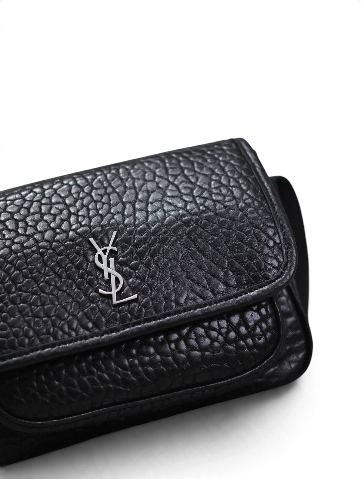 SWORD LUXURY siyah damarlı deri YSL Niki çanta, ön kapakta ikonik metal monogram detayı ile.
