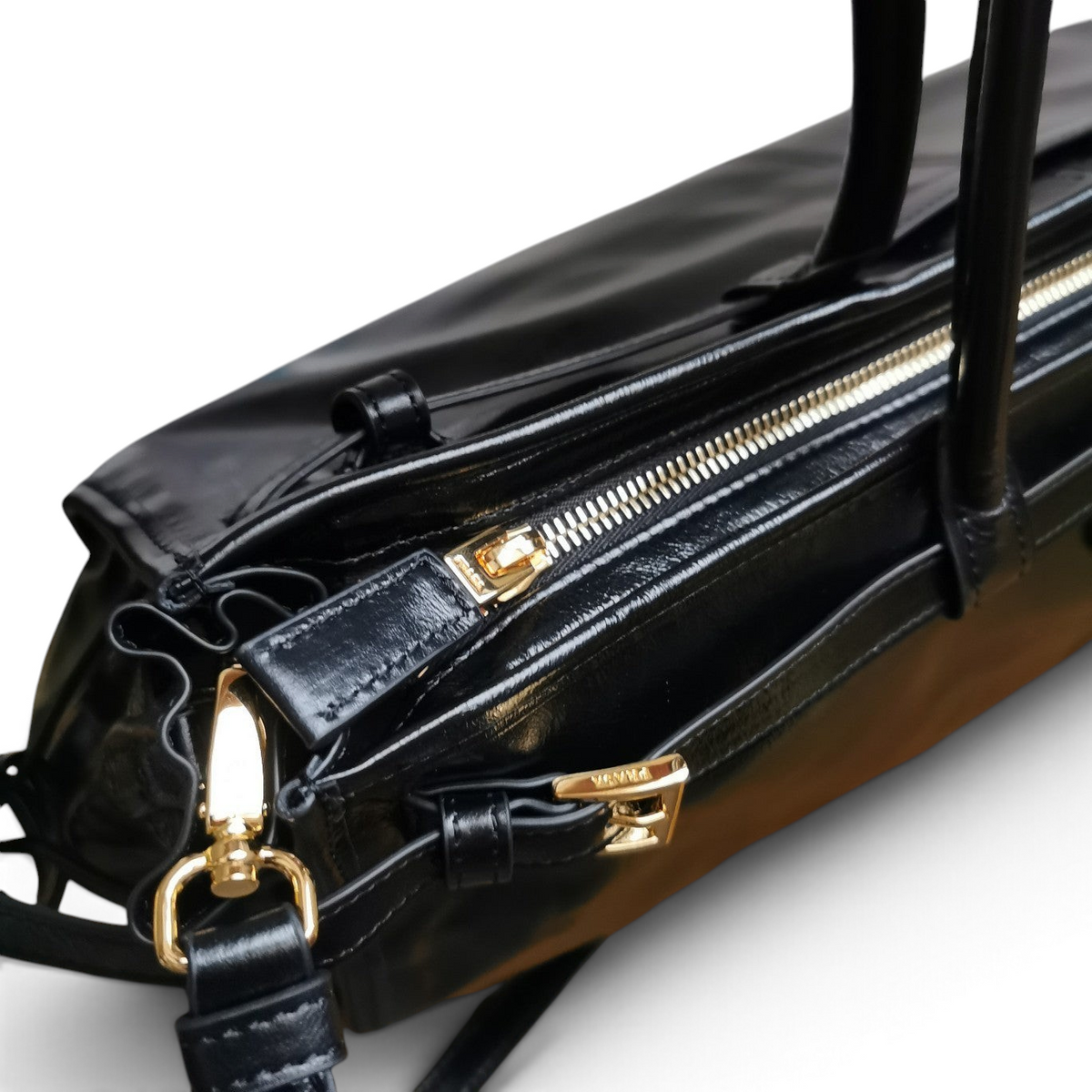 SWORD LUXURY Prada Bonnie ekstra büyük siyah deri çanta, altın tonlu fermuar detayları ve şık donanımı ile.