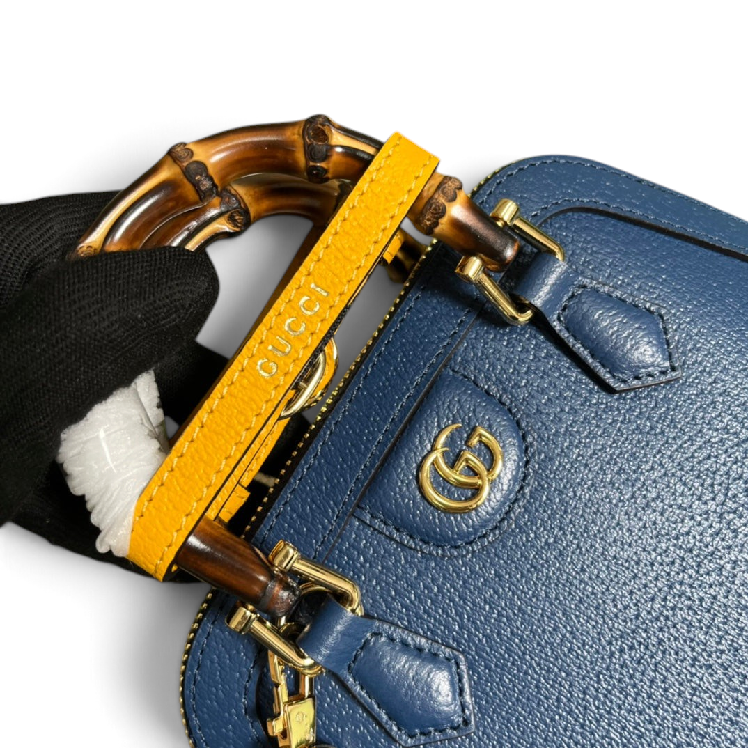 SWORD LUXURY marka, bambu saplı ve altın tonlu GG logolu, lacivert deri Gucci Diana çanta detayı.