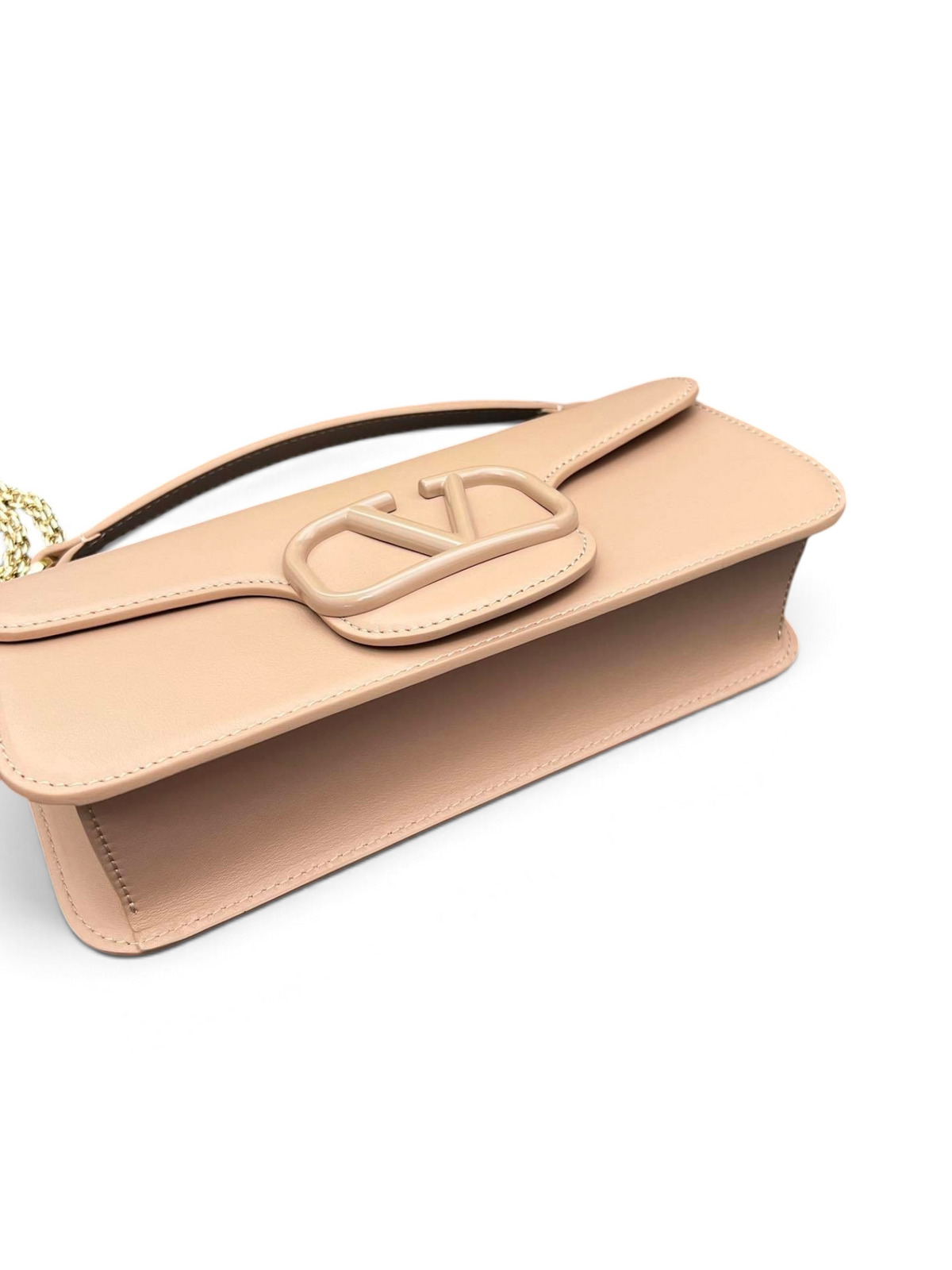 SWORD LUXURY Valentino Garavani VLogo Signature bej deri çanta, ikonik V logosu ve zarif metalik detaylara sahip.