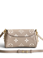 SWORD LUXURY Louis Vuitton Favorite çanta, bej renkli kabartmalı Monogram Empreinte deri ve altın zincir detaylı.