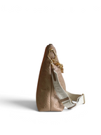 SWORD LUXURY Coussin Hobo MM çanta, kabartmalı monogram desenli çikolata kahvesi deri ve altın zincir detaylı yan görünüm