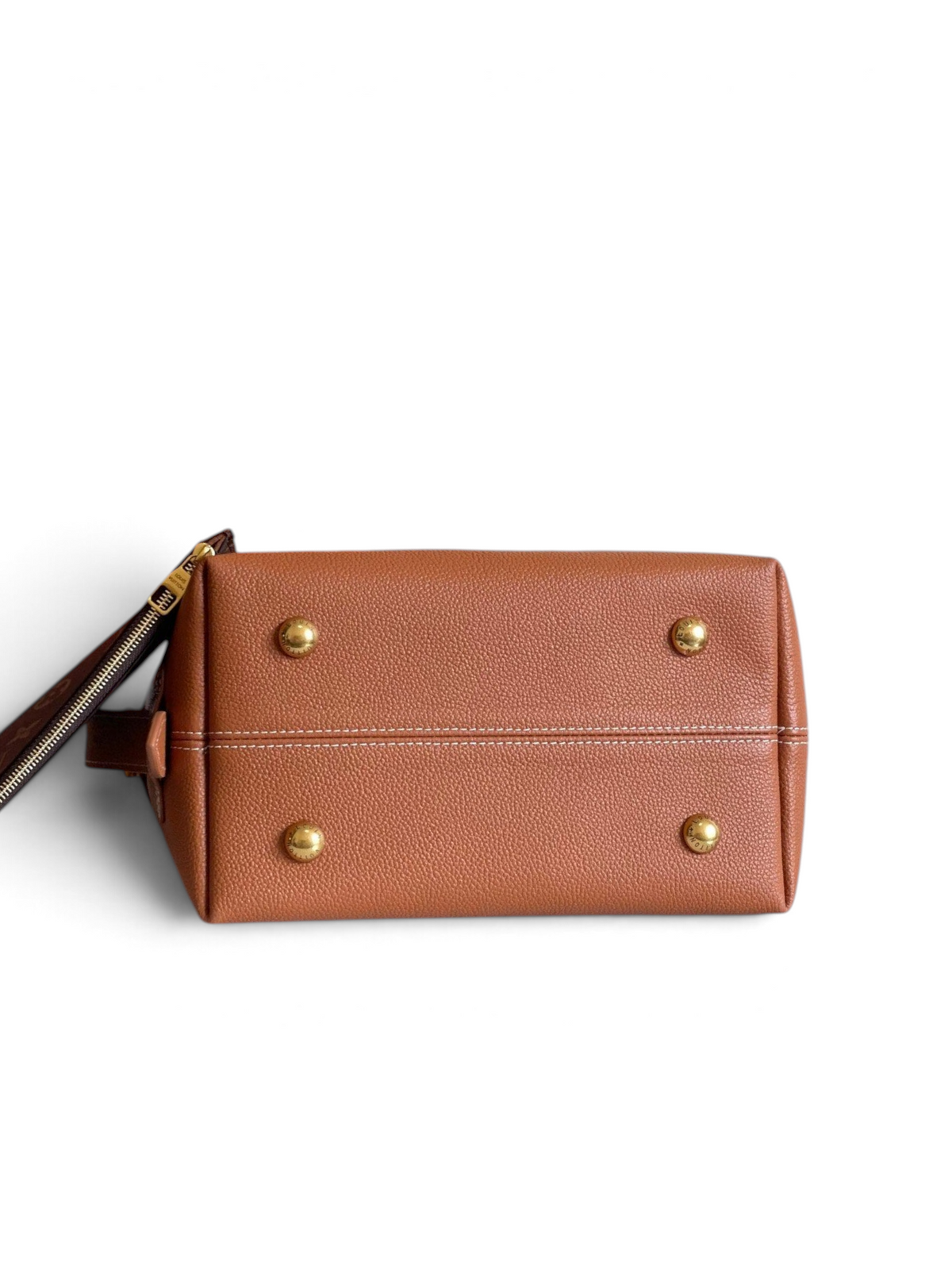 SWORD LUXURY Low Key Hobo çanta, altın tonlu metal ayaklara sahip kahverengi deri alt taban görünümü.
