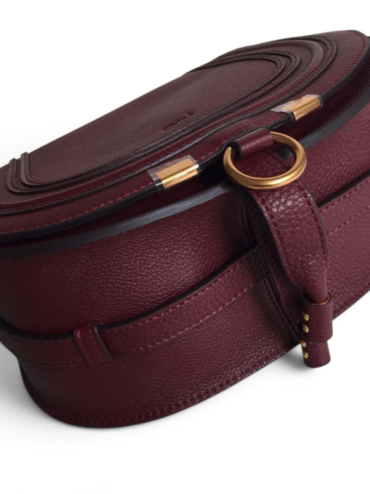 SWORD LUXURY Chloé Marcie bordo renkli, dokulu deri omuz çantası, altın tonlu metal detaylar ve kavisli kapak tasarımı.