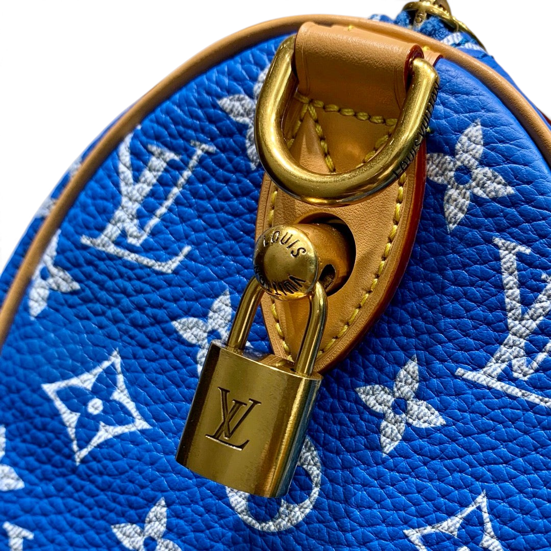 SWORD LUXURY mavi monogram kabartmalı deri Speedy Bandoulière 25 çanta, altın tonlu kilit ve donanım detaylı.