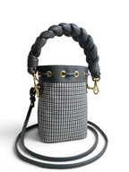 SWORD LUXURY marka, siyah beyaz ekose desenli, örgülü deri saplı ve altın detaylı şık mini bucket çanta.