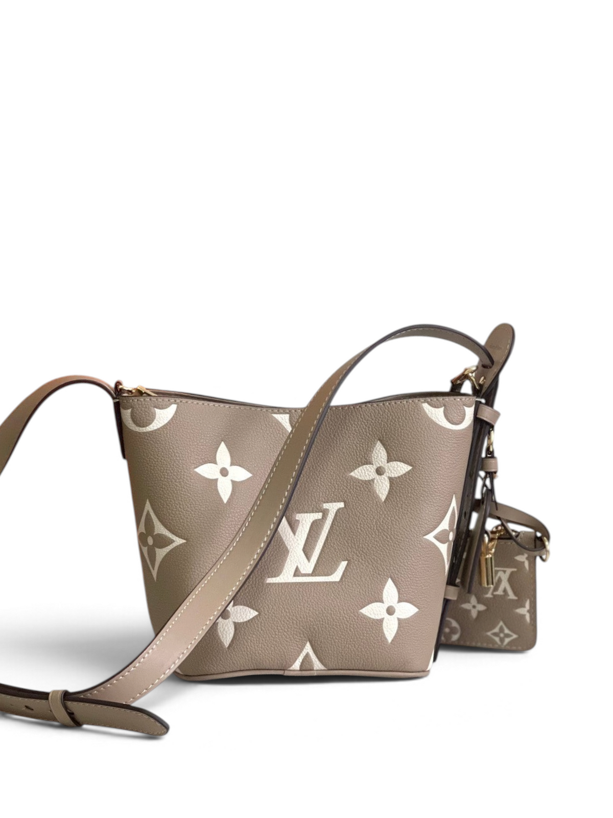 SWORD LUXURY marka, bej renkli, monogram desenli, deri All-In BB çanta, ayarlanabilir askılı ve altın tonlu detaylı.