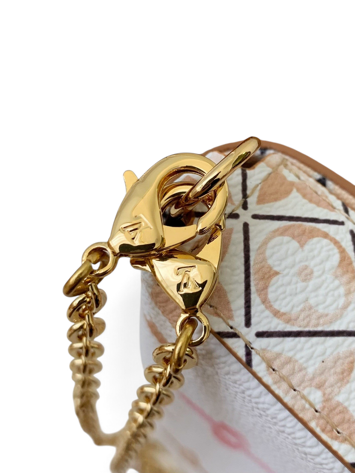 SWORD LUXURY Pochette Felicie çanta için altın tonlu zincir askı detayı ve beyaz monogram kanvas dokusu.