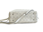 SWORD LUXURY Bella tote çanta, krem rengi delikli Monogram Empreinte deri ve gümüş tonlu metal detaylara sahip.