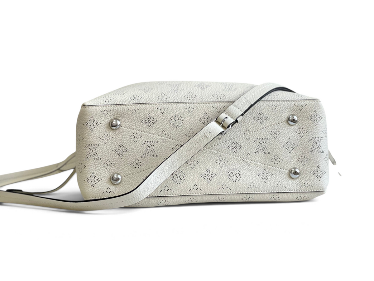 SWORD LUXURY Bella tote çanta, krem rengi delikli Monogram Empreinte deri ve gümüş tonlu metal detaylara sahip.
