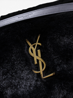 SWORD LUXURY siyah suni kürk Niki çanta, altın tonlu metal logo detayı ve zarif deri omuz askısı ile.