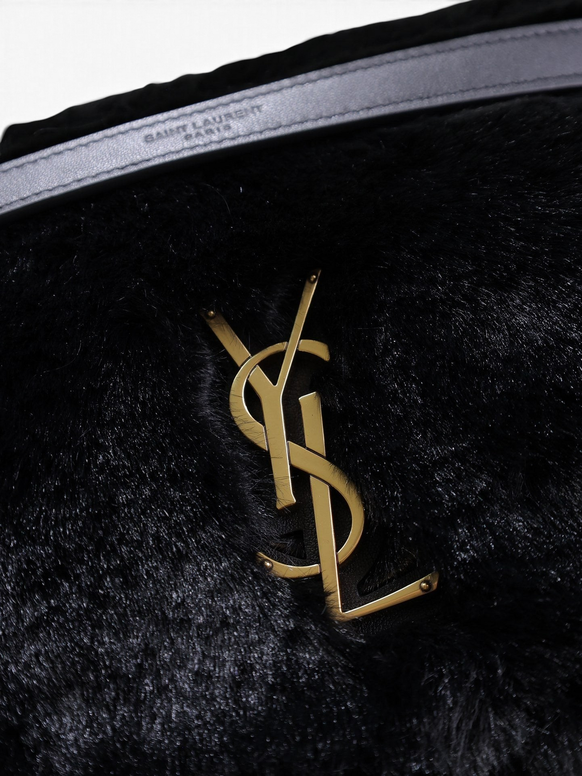 SWORD LUXURY siyah suni kürk Niki çanta, altın tonlu metal logo detayı ve zarif deri omuz askısı ile.