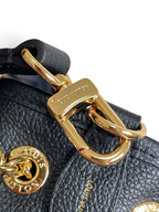 SWORD LUXURY Louis Vuitton Bundle çanta üzerinde altın tonlu metal kanca ve logo detaylı deri doku