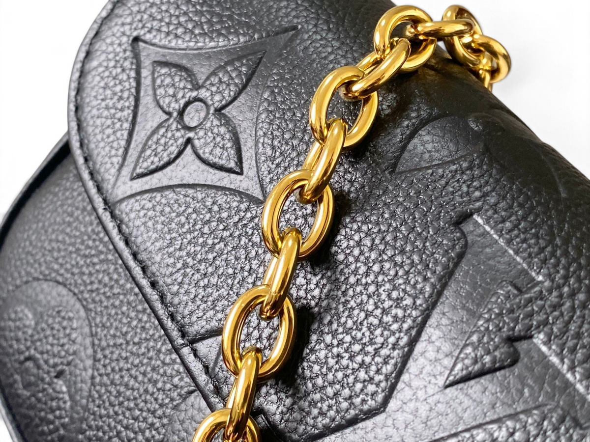SWORD LUXURY siyah Monogram Empreinte deri Ivy çanta, altın rengi zincir askı ve kabartmalı LV monogram detaylı.