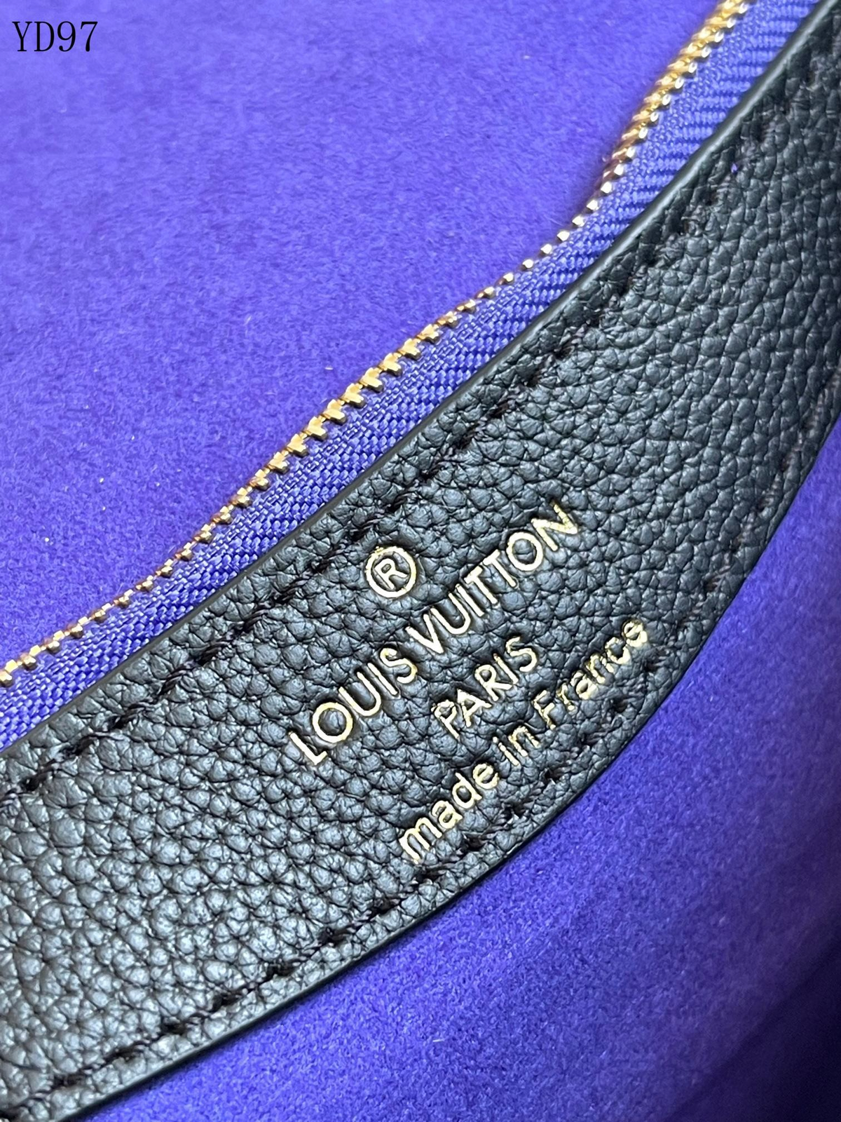 SWORD LUXURY Louis Vuitton Diane çanta üzerinde altın rengi kabartmalı logo detayı ve mor fermuar detayı