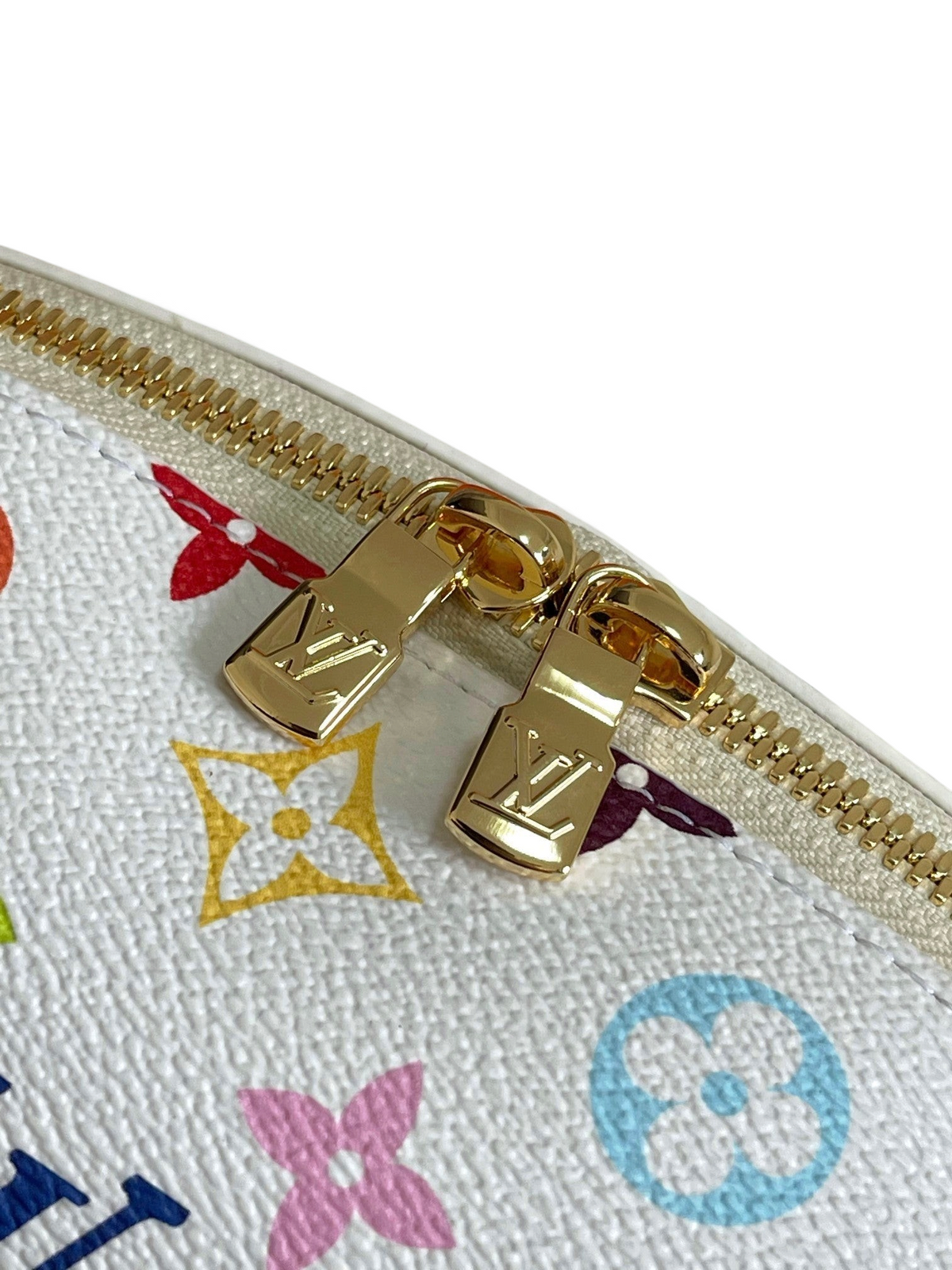 SWORD LUXURY Louis Vuitton beyaz kanvas kozmetik çantası, altın tonlu fermuar detayı ve renkli monogram desenli