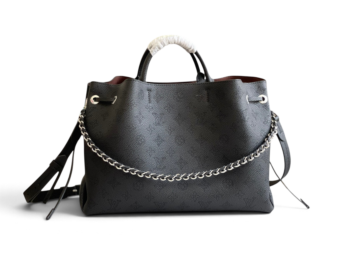 SWORD LUXURY Bella tote çanta, siyah Monogram Empreinte deri, gümüş zincir detaylı ve şık büzgülü tasarım.
