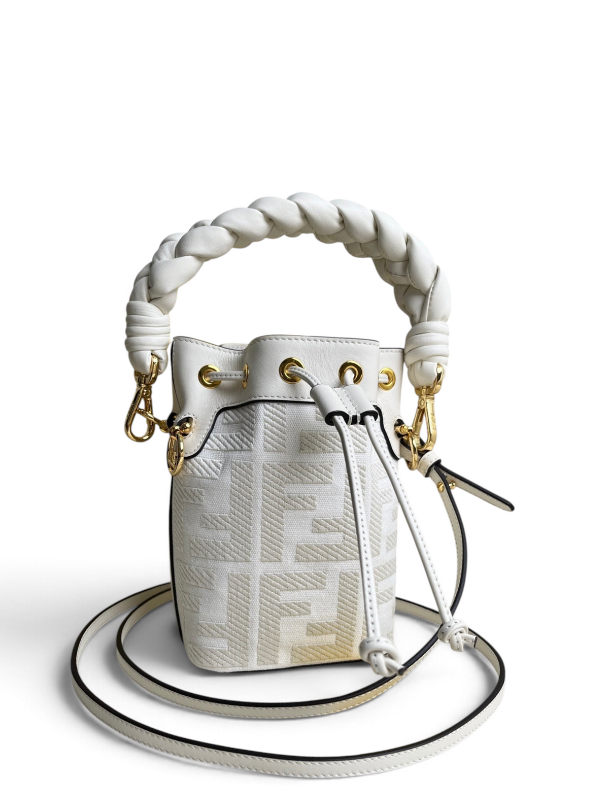 SWORD LUXURY beyaz Fendi Mini Mon Tresor bucket çanta, örgülü deri sap, altın donanım ve monogram işlemeli kumaş detaylı