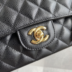 SWORD LUXURY siyah caviar deri Chanel çanta, ikonik altın tonlu CC kilit detayı ve elmas kapitone dikişli doku.