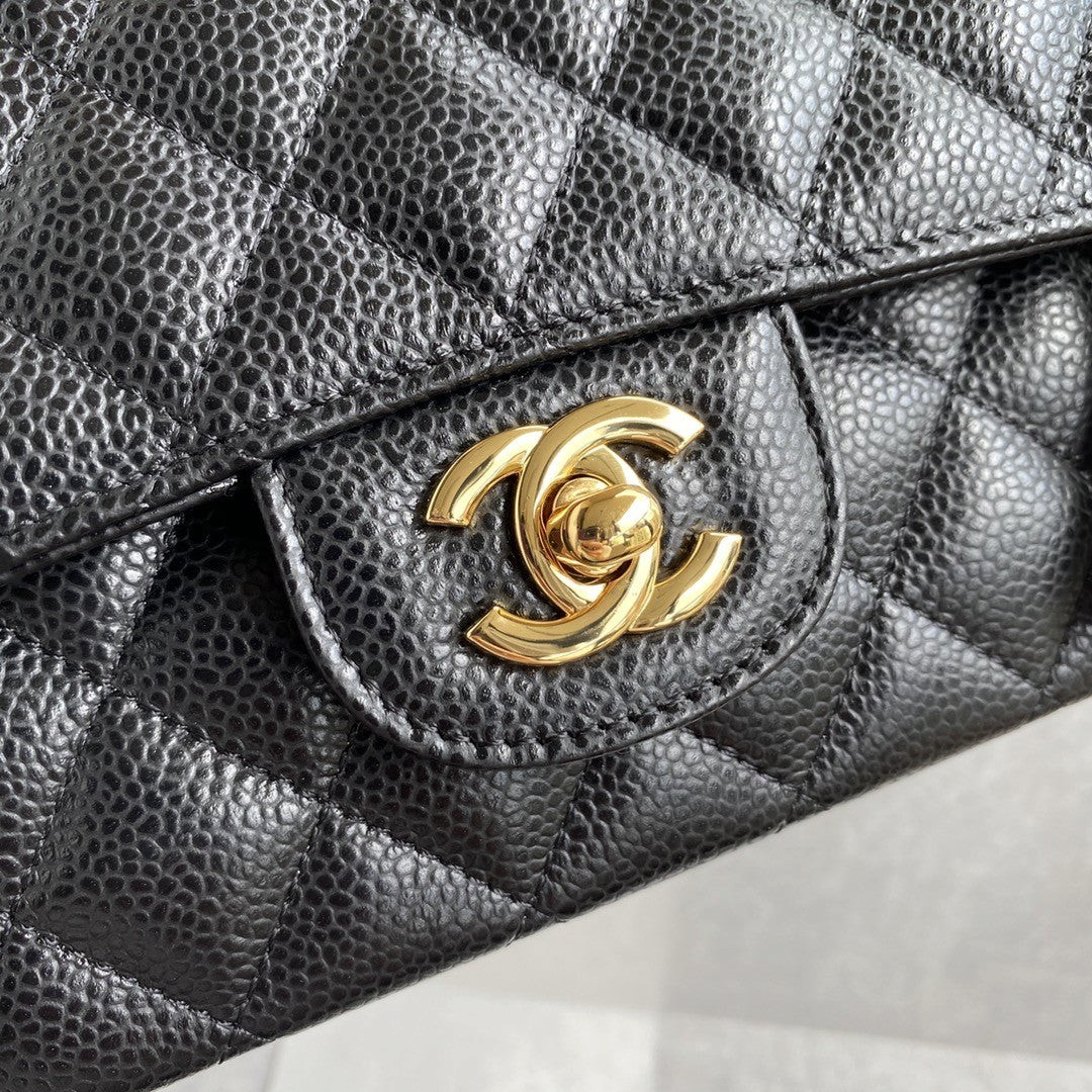 SWORD LUXURY siyah caviar deri Chanel çanta, ikonik altın tonlu CC kilit detayı ve elmas kapitone dikişli doku.