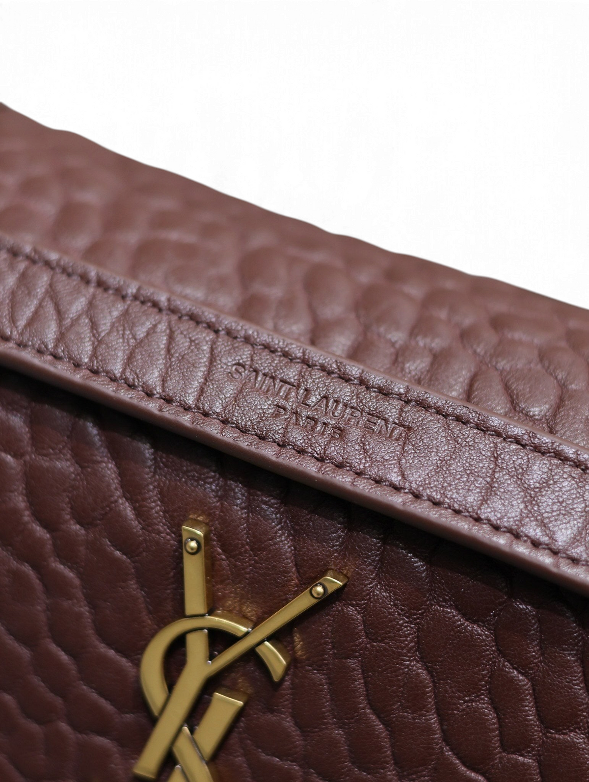 SWORD LUXURY kahverengi damarlı deri YSL Niki çanta, altın tonlu monogram detaylı ve kabartmalı logo.