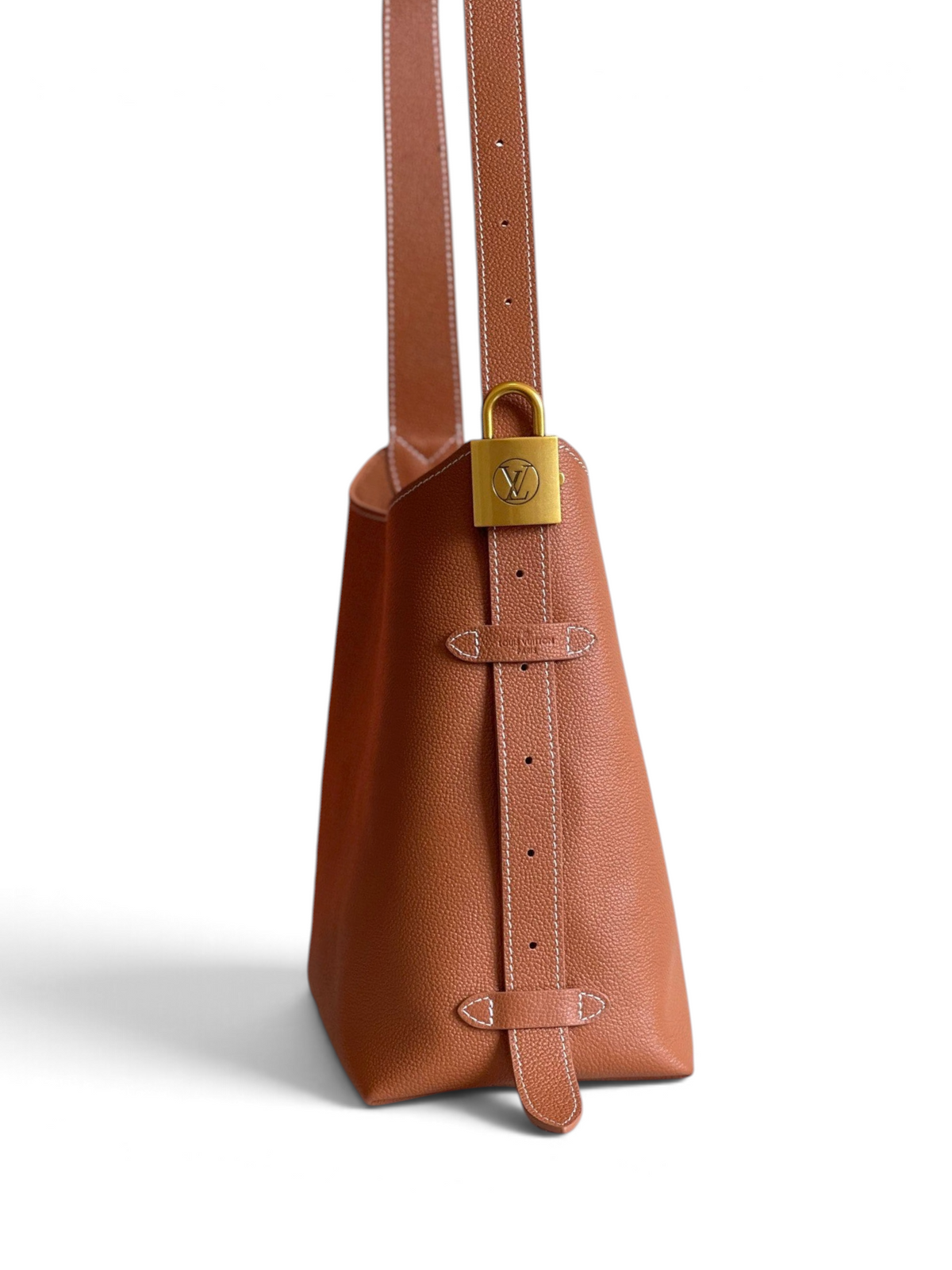 SWORD LUXURY marka, altın tonlu kilit detaylı, kahverengi deri Low Key Hobo çanta.
