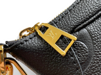 SWORD LUXURY Louis Vuitton Mini Moon çanta, altın tonlu metal fermuar detayı ve siyah deri dokusu ile yakın çekim.