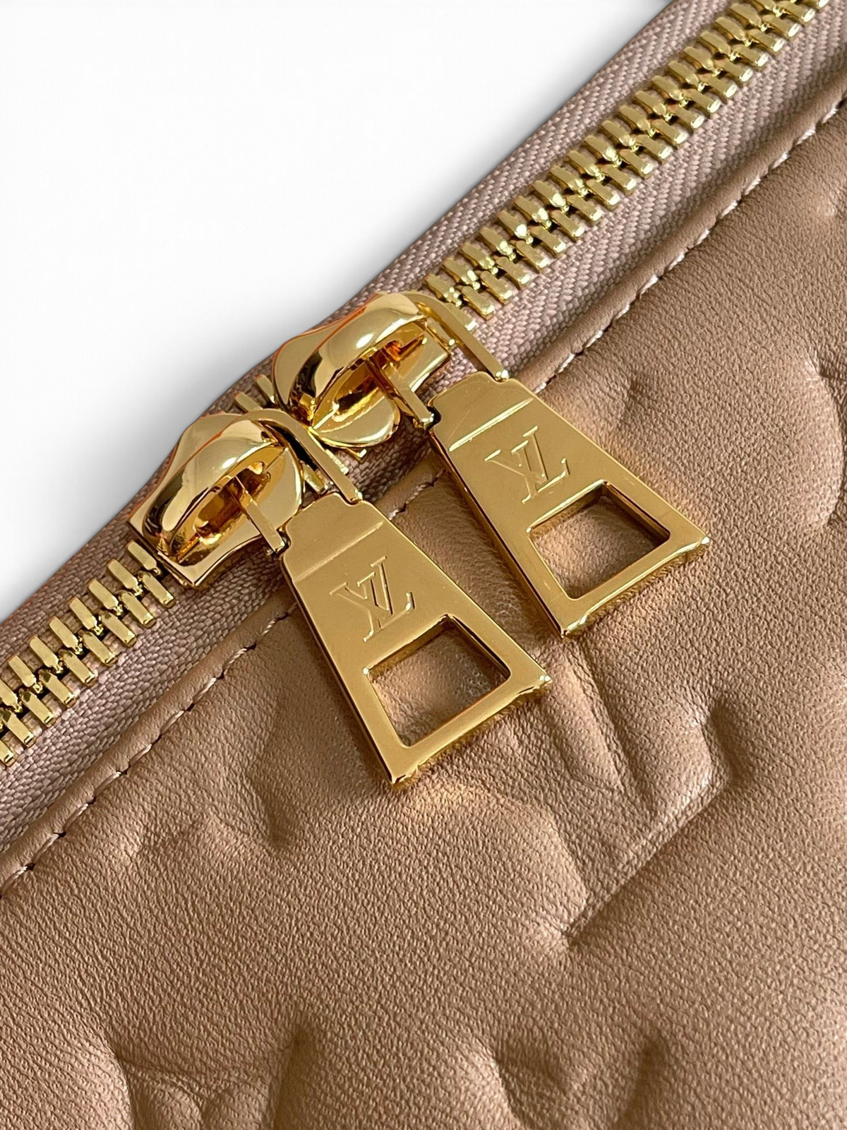 SWORD LUXURY Coussin Hobo MM çanta, kabartmalı monogram desenli çikolata kahvesi deri ve altın tonlu fermuar detayı.