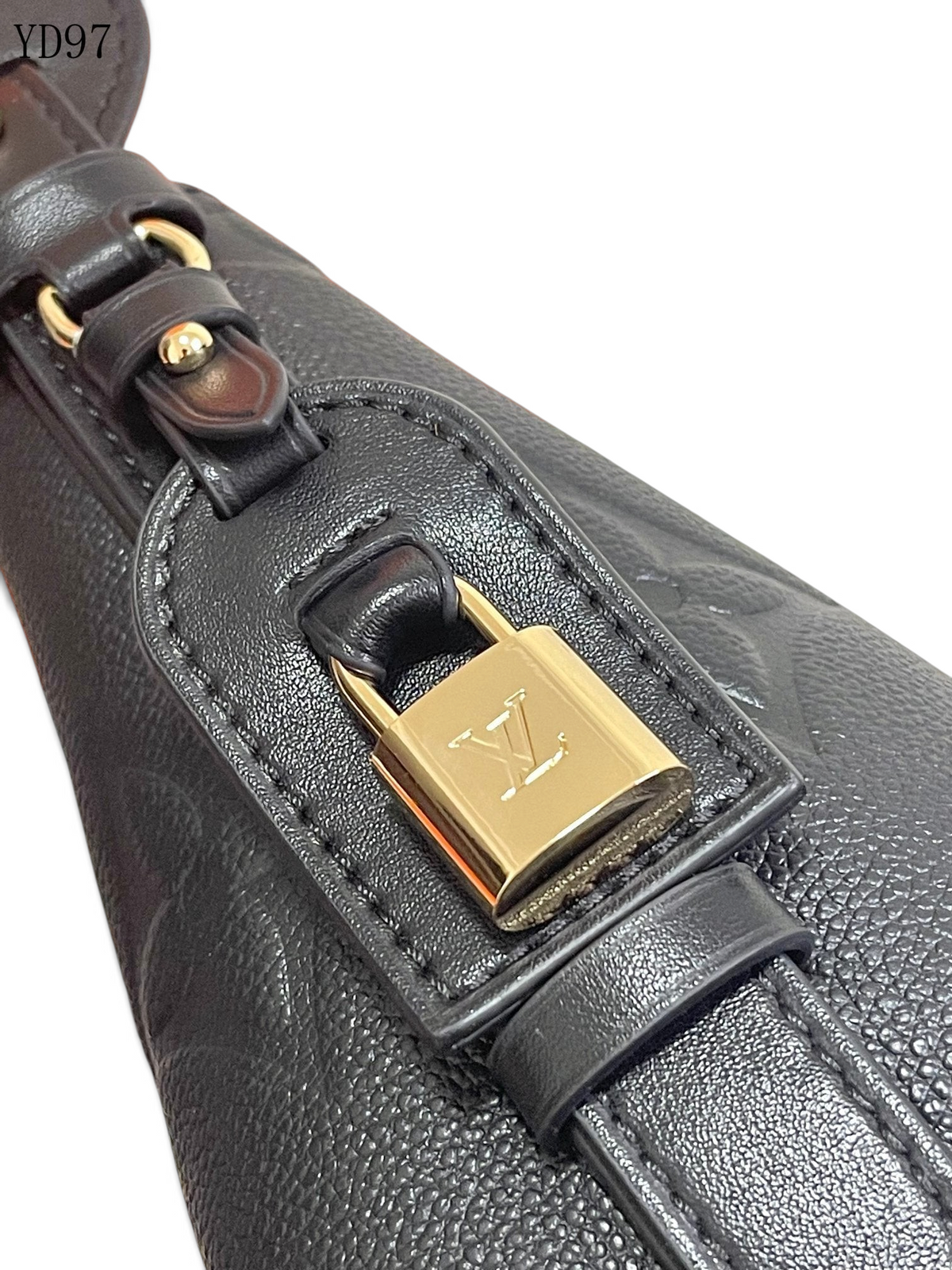 SWORD LUXURY siyah Monogram Empreinte deri All-In BB çanta, altın tonlu asma kilit detayı ve kaliteli işçilik.