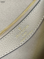 SWORD LUXURY Louis Vuitton Diane çanta, krem rengi Monogram Empreinte deri üzerinde altın rengi kabartmalı logo detayı.