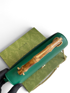 SWORD LUXURY yeşil deri Gucci cüzdan, bambu saplı ve altın zincir askılı, lüks kutusu ile birlikte.