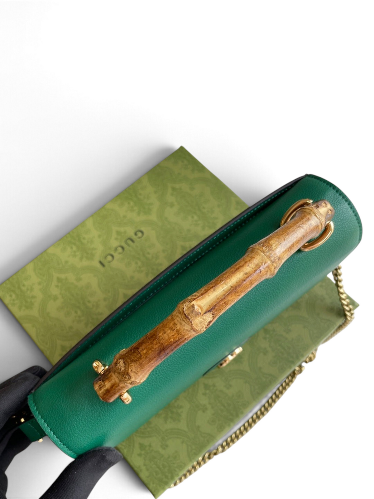 SWORD LUXURY yeşil deri Gucci cüzdan, bambu saplı ve altın zincir askılı, lüks kutusu ile birlikte.